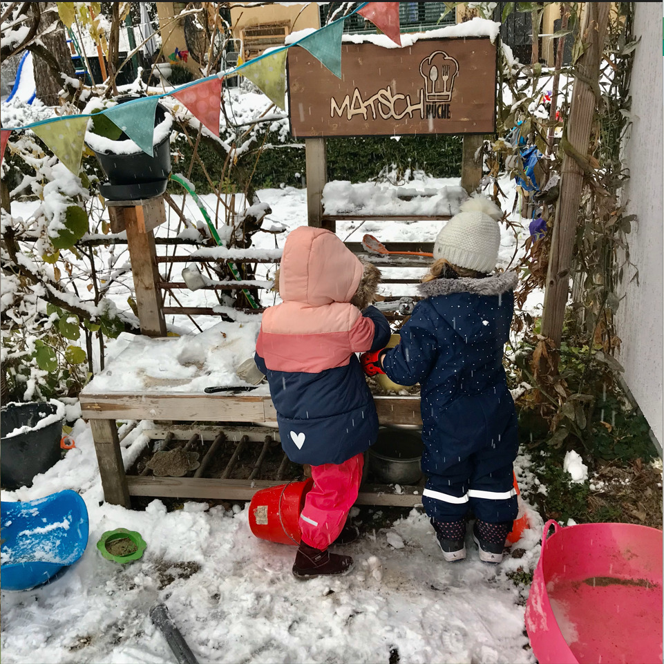Kinder spielen zusammen im Schnee – Kurs für Spielgruppen-Assistierende